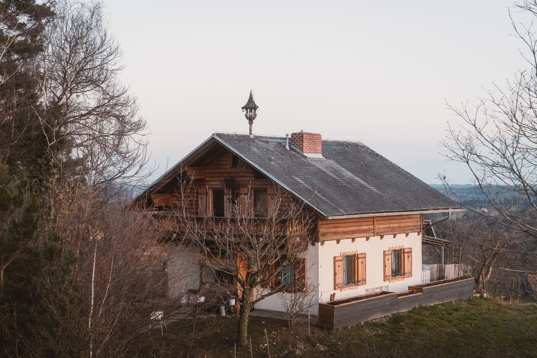 Maison de campagne et sa grande toiture en pente